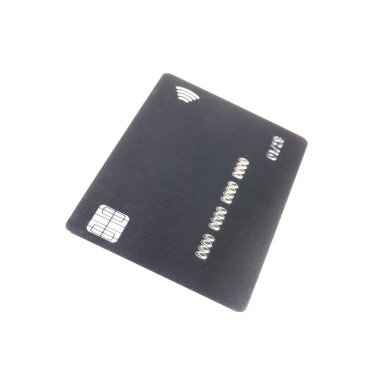 Beyaz arka planda uçan siyah kredi kartı