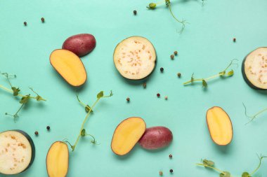 Sebzeli kompozisyon ve turkuaz arka planda taze mikro yeşil, yakın plan.