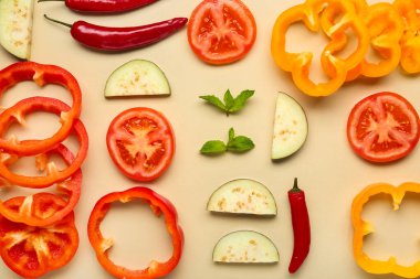 Bej arka planda taze sebze ve nane yapraklı kompozisyon, yakın plan.