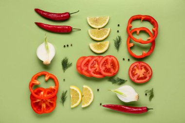 Farklı sebzelerle kompozisyon ve yeşil arka planda taze dereotu, yakın plan.