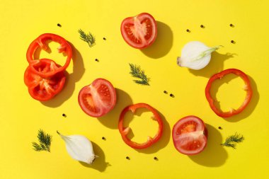 Sarı arka planda taze sebze ve dereotlu kompozisyon, yakın plan.