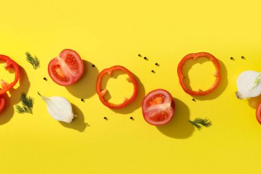 Sarı arka planda taze sebze ve dereotlu kompozisyon, yakın plan.