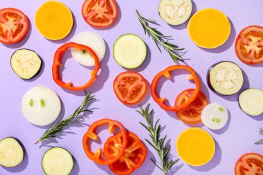 Taze sebzeli kompozisyon ve leylak arkaplanda biberiye dalları, yakın plan.