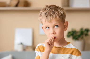 Evde çivi yiyen küçük çocuk, yakın plan.