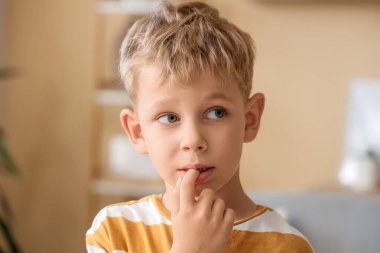 Evde çivi yiyen küçük çocuk, yakın plan.