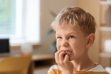 Evde çivi yiyen küçük çocuk, yakın plan.