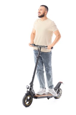 Beyaz arka planda elektrikli scooter kullanan genç bir adam.