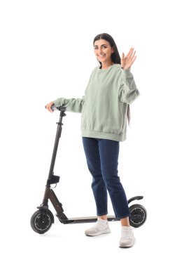 Elektrikli scooterlı mutlu genç kadın beyaz arka planda sallanıyor.