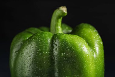 Siyah arkaplanda yeşil dolma biber, yakın plan.