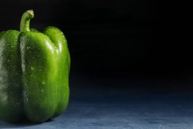 Mavi ahşap masada yeşil dolma biber