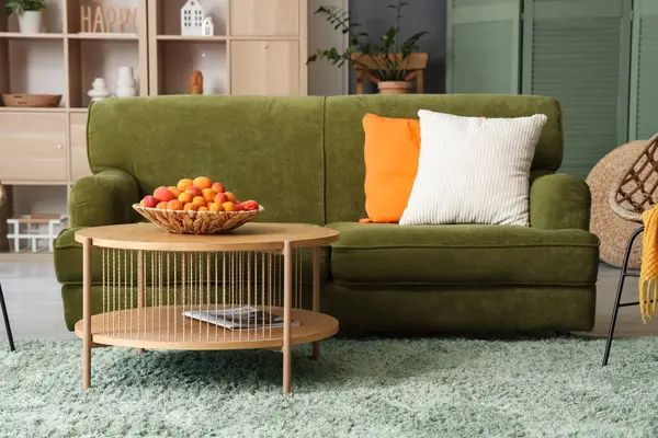 Oturma odasının iç tarafındaki kahve masasında kayısı ve sepet.