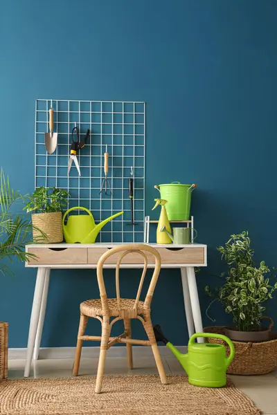 Bahçe aletleri, işyeri, tahta ve bitkilerin bulunduğu atölyenin içi