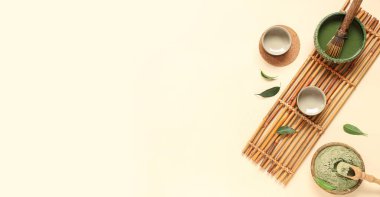 Bej arka planda toz kibrit çayı, chasen, yapraklar ve fincanlar ve metin için yer var.