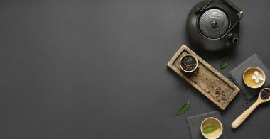 Siyah zemin üzerinde sıcak çay ile kompozisyon metin için boşluk, üst görünüm