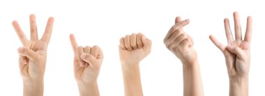 Beyaz arka planda hareketler gösteren bir grup çocuk eli