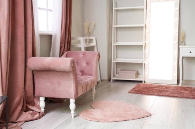 Parlayan aynası ve koltuğu olan makyaj odasının içi