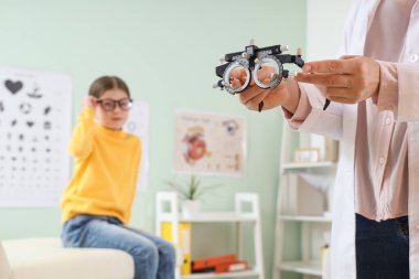 Klinikte deneme aşamasında olan kadın göz doktoru, yakın plan.