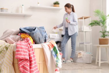 Çamaşır odasında kirli çamaşırlı sepet, yakın plan.