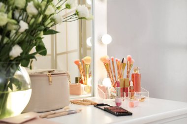 Dekoratif kozmetik ürünleri soyunma odasında, yakın plan.