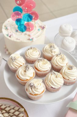 Tatlı standı, lezzetli beyaz kekler ve masadaki doğum günü partisi için diğer tatlılar.