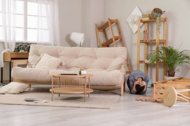 Deprem sırasında koltuğun yanında saklanan genç kadın.