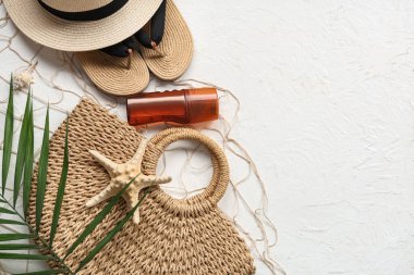 Beyaz arka planda plaj aksesuarları, ağ ve güneş kremi ile güzel bir kompozisyon