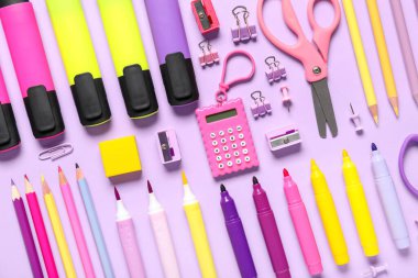 Leylak arkaplan üzerine okul kağıtları. Üst görünüm