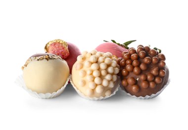 Çikolata kaplı çilek beyaz arka plan üzerinde