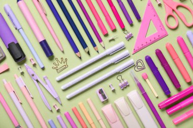 Yeşil arka planda farklı okul kırtasiyesi. Üst görünüm