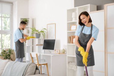 Odada paspası olan kadın hademe.