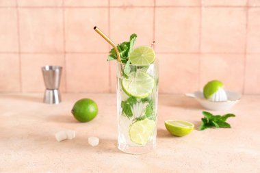 Bir bardak taze mojito kokteyli, limonlu ve nane şekerli.