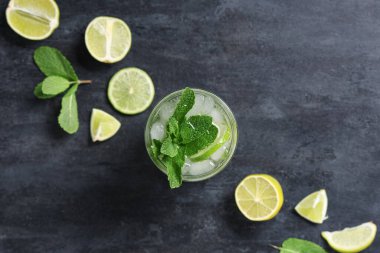 Bir bardak taze mojito kokteyli, limonlu ve naneli.