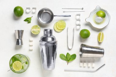 Beyaz arkaplanda taze Mojito kokteyli hazırlamak için gereken malzemeler ve araçlar