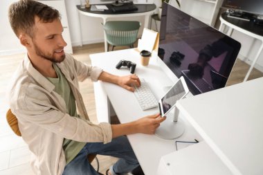 Masada çalışan genç sakallı programcı.