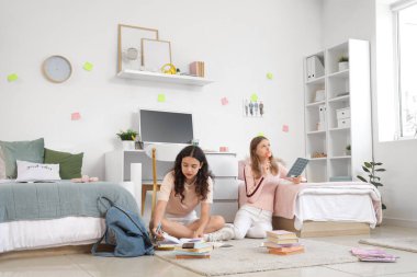 Yurt odasında okuyan kız öğrenciler