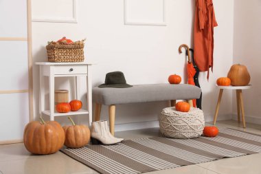 Koridorun içinde balkabakları, yumuşak bank ve masalar var.