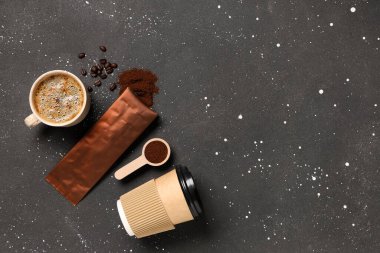 Siyah benekli arka planda kahve tozu ile torba ve kepçe