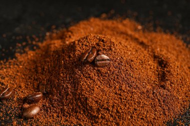 Siyah arkaplanda kahve tozu, yakın plan.