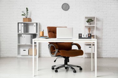 Ofis içi dizüstü bilgisayarı ve takvimi olan işyeri