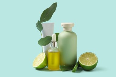 Farklı doğal kozmetik ürünlere sahip kompozisyon, limon, okaliptüs ve turkuaz arka planda aloe vera yaprakları