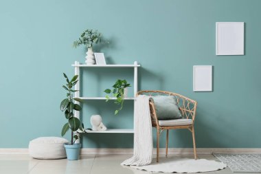 Oturma odasının içinde pouf, raf ünitesi ve hasır koltuk, yakın çekim.