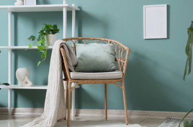 Oturma odasının içinde raflar ve hasır koltuk, yakın çekim.