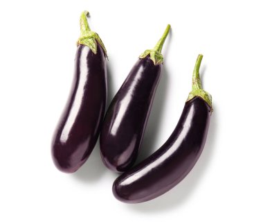 beyaz zemin üzerinde olgunlaşmış taze patlıcan