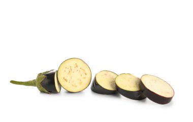 Beyaz arka planda taze taze patlıcan dilimleri