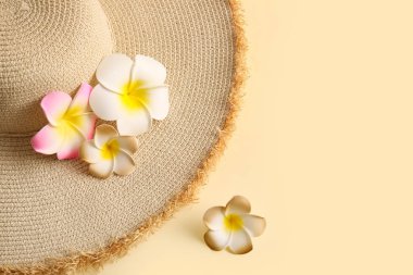 Bej arka planda şapkası olan güzel tesisatçı çiçekleri.