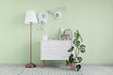 Klozet, lamba ve oyuncaklarla dolu bir kreş.