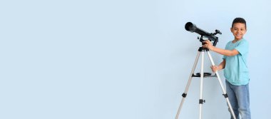 Teleskopu renkli küçük Afro-Amerikalı çocuk.