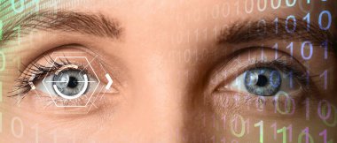 İris taraması yapan genç bayan, yaklaşın.