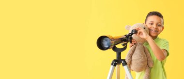 Teleskopu renkli küçük Afro-Amerikalı çocuk.