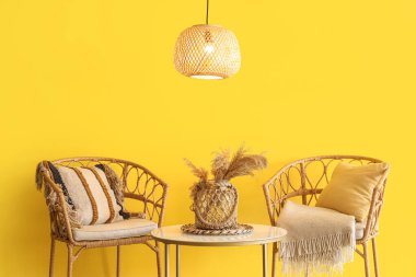 Parlak tavan lambası, masa ve sandalyeli şık bir oda.